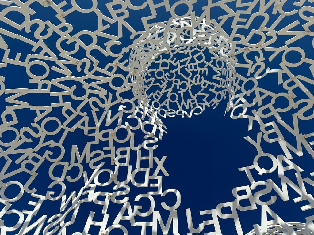 Visuele foto van letters die in elkaar haken en woorden vormen