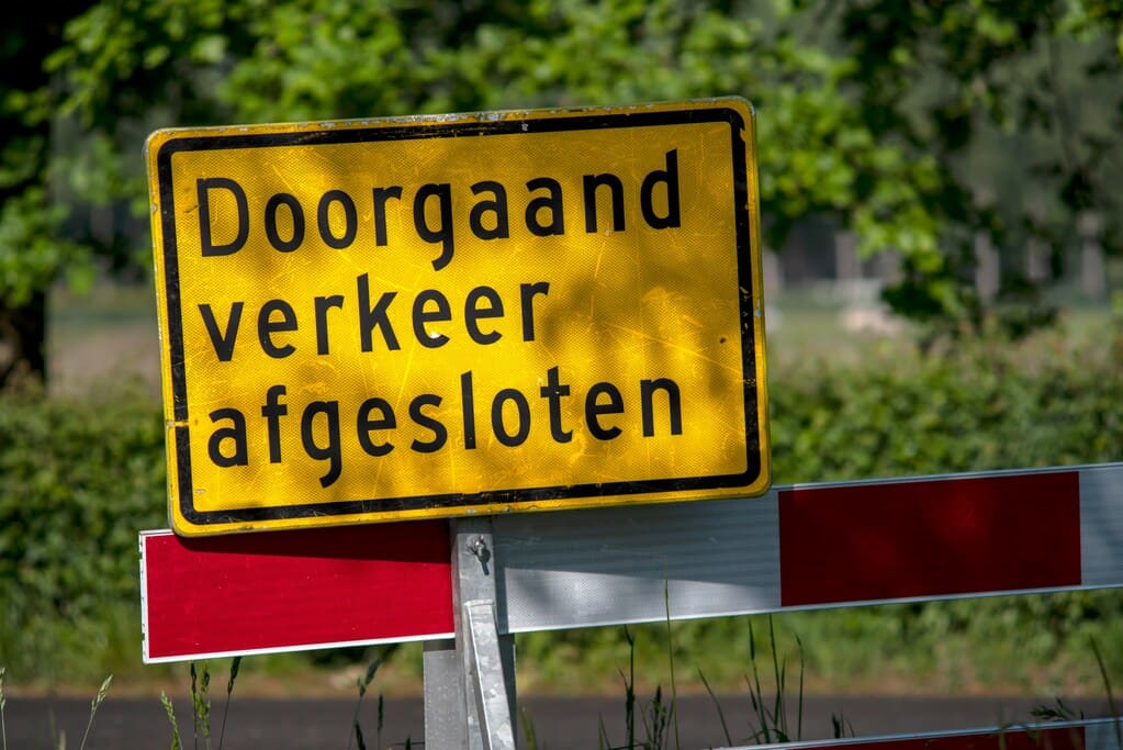 Verkeersbord met de tekst: doorgaand verkeer afgesloten