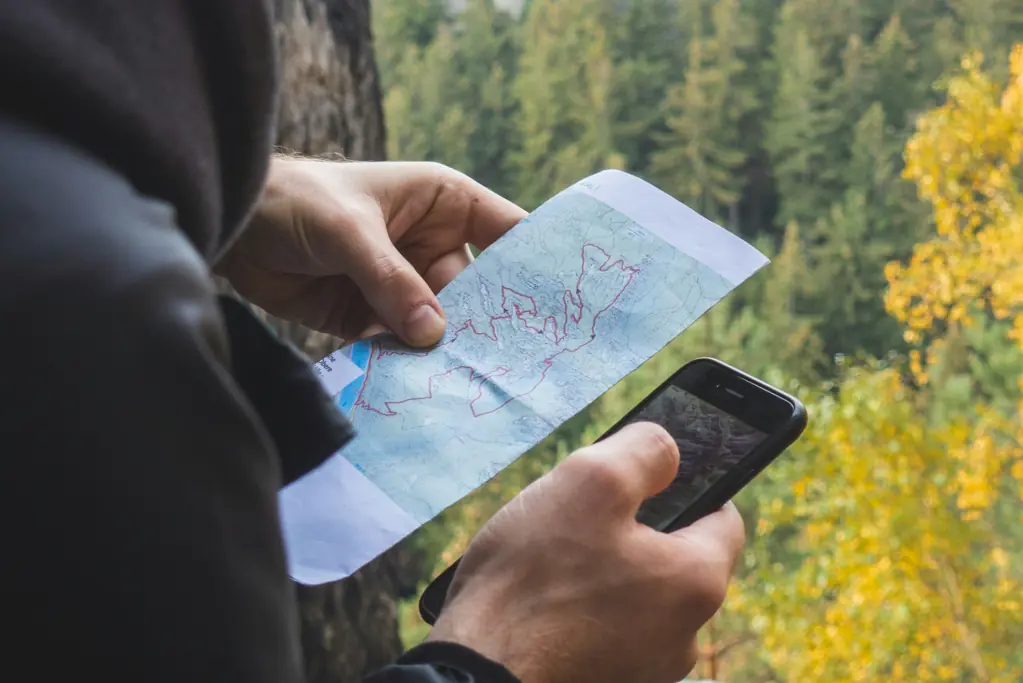 Afbeelding die het verschil laat zien tussen vroeger navigeren met kaart en nu navigeren met telefoon